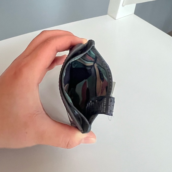 Fossil Everett Card Case Charcoal with Inner Camo Monstera Pattern - Picture 5 of 5